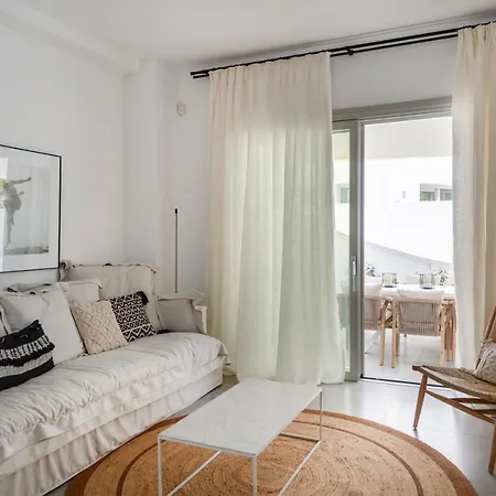 Celia Villa Naousa (Paros)