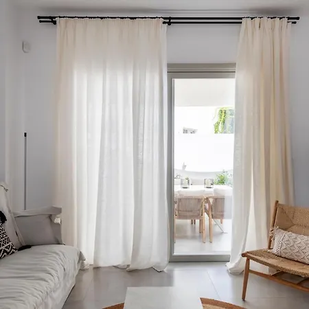 Celia Villa Naousa (Paros)