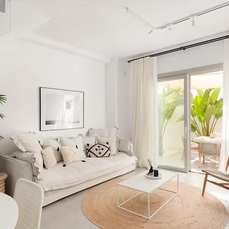 Celia Villa Naousa (Paros)